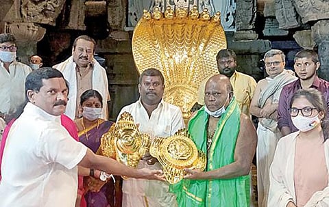திருப்பதி ஏழுமலையானுக்கு தங்க சங்கு மற்றும் தங்க சக்கரத்தை காணிக்கையாக வழங்கும் தங்கதுரை.