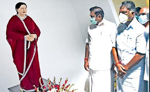 சென்னை மெரினா கடற்கரையில் உள்ள மறைந்த முன்னாள் முதல்வர் ஜெயலலிதா நினைவிடத்தில், அருங்காட்சியகத்தை முதல்வர் பழனிசாமி நேற்று திறந்து வைத்தபின், அங்கு வைக்கப்பட்டுள்ள ஜெயலலிதா உருவ மெழுகுச் சிலையை பார்வையிட்டார். உடன் துணை முதல்வர் ஓ.பன்னீர்செல்வம் மற்றும்  நிர்வாகிகள். படம்: ம.பிரபு