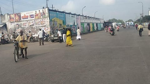 90 சதவீதப் பேருந்துகள் இயக்கப்படாததால் வெறிச்சோடிக் கிடந்த விழுப்புரம் பேருந்து நிலையம்.