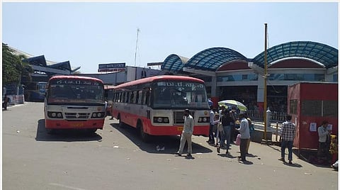 ஓசூர் பேருந்துநிலையத்தில் நாள் முழுவதும் இயக்கப்பட்ட  கர்நாடக அரசுப் பேருந்துகள் | படம்: ஜோதி ரவிசுகுமார்.