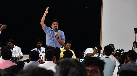 மாணவர்களிடையே உரையாடும் தயாநிதி மாறன்.