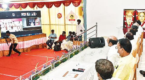 திருவண்ணாமலையில் திமுக செயல்வீரர் செயலியை காணொலி காட்சி வாயிலாக அறிமுகம் செய்து வைத்து பேசும் திமுக தலைவர் மு.க.ஸ்டாலின். விழா மேடையில், முன்னாள் அமைச்சர் எ.வ.வேலு மற்றும் நிர்வாகிகள்.