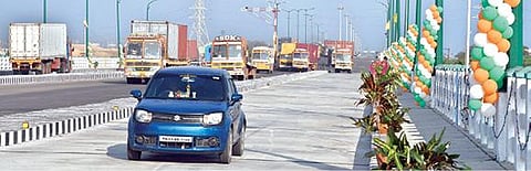 கோவையில் நடைபெற்ற விழாவில் பிரதமர் நரேந்திர மோடி காணொலி காட்சி மூலம் நாட்டுக்கு அர்ப்பணித்து வைத்த தூத்துக்குடி வஉசி துறைமுக 8 வழிச்சாலை பாலம். 						                 படம்: என்.ராஜேஷ்