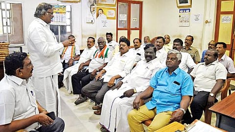 போக்குவரத்து தொழிலாளர்களின் வேலைநிறுத்தத்தால் தமிழகம் முழுவதும் குறைந்த அளவிலேயே பேருந்துகள் இயக்கம்; பொதுமக்கள் அவதி: போராட்டம் தொடரும் என தொழிற்சங்க நிர்வாகிகள் அறிவிப்பு