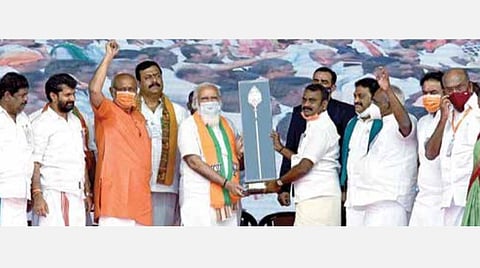 கோவையில் நேற்று நடைபெற்ற பாஜக தேர்தல் பிரச்சாரப் பொதுக் கூட்டத்தில் பிரதமர் மோடிக்கு பரிசாக வேல் வழங்கிய மாநிலத் தலைவர் எல்.முருகன். அருகில், மாநில துணைத் தலைவர் கனகசபாபதி, தமிழகப் பொறுப்பாளர் சி.டி.ரவி, முன்னாள் எம்.பி. சி.பி.ராதாகிருஷ்ணன், விவசாய அணித் தலைவர் நாகராஜ், மத்திய முன்னாள் அமைச்சர் பொன்.ராதாகிருஷ்ணன், தேசிய  மகளிரணித் தலைவி வானதி சீனிவாசன் உள்ளிட்டோர். படங்கள்: ஜெ.மனோகரன்