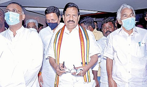 திமுக - காங்கிரஸ் இடையேயான தொகுதி பங்கீட்டு பேச்சுவார்த்தை சென்னை அண்ணா அறிவாலயத்தில் நேற்று நடைபெற்றது. இதில், பங்கேற்க கேரள முன்னாள் முதல்வர் உம்மன் சாண்டி, ரன்தீப்சிங் சுர்ஜேவாலா, தினேஷ் குண்டுராவ், தமிழக காங்கிரஸ் தலைவர் கே.எஸ்.அழகிரி ஆகியோர் வந்தனர்.படம்: கஸ்ரீபரத்
