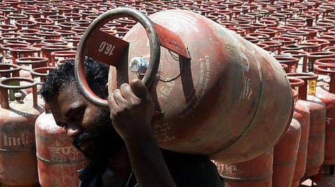 இந்த மாதத்தில் மட்டும் ரூ.100 உயர்வு: சமையல் காஸ் சிலிண்டர் விலை ரூ.810 ஆக அதிகரிப்பு