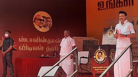 நிகழ்ச்சி மேடையில் அஞ்சலி செலுத்திய ஸ்டாலின்.