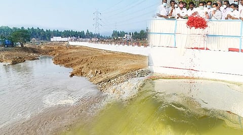 சரபங்கா வடிநிலத்தில் உள்ள வறண்ட ஏரிகளுக்கு நீரேற்று மூலம் நீர் வழங்கும் திட்டத்தைத் தொடங்கி வைத்த முதல்வர் பழனிசாமி.