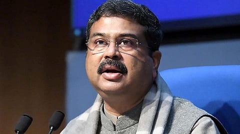 பெட்ரோல், டீசல் விலை எப்போது குறையும்?- அமைச்சர் தர்மேந்திர பிரதான் பேட்டி