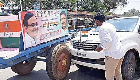 சிவகங்கை அருகே ஒக்கூரில் தாறுமாறாக ஓடி கார்த்தி சிதம்பரம் எம்.பி. காரின் மீது மோதி நின்ற மாட்டு வண்டி.