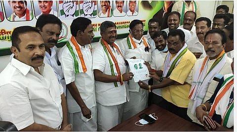 சட்டப்பேரவைத் தேர்தலில் போட்டியிடுவோரிடம்  விருப்ப மனுவைப் பெறும் புதுச்சேரி மாநிலத் தலைவர் ஏ.வி.சுப்பிரமணியன், முன்னாள் முதல்வர் நாராயணசாமி உள்ளிட்டோர். 