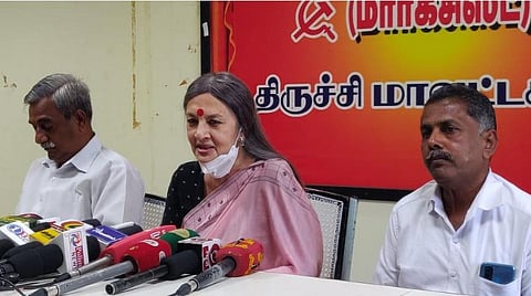 திருச்சியில் செய்தியாளர்களுக்குப் பேட்டியளித்த மார்க்சிஸ்ட் கம்யூனிஸ்ட் கட்சியின் தலைமைக்குழு உறுப்பினர் பிருந்தா காரத். உடன் நிர்வாகிகள்.