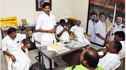 திருச்சி தெற்கு மாவட்ட திமுக செயற்குழு கூட்டத்தில் பேசிய தெற்கு மாவட்டப் பொறுப்பாளர் அன்பில் மகேஷ் பொய்யாமொழி. உடன் நிர்வாகிகள் | படம்: ஜி.ஞானவேல்முருகன். 