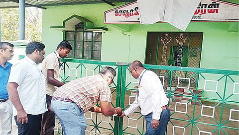 தேர்தல் நடத்தை விதிகள் அமலுக்கு வந்ததால் ஒருங்கிணைந்த வேலூர் மாவட்டத்தில் விடிய, விடிய பேனர்கள் அகற்றம்: மாவட்ட எல்லைகளில் உள்ள சோதனை சாவடிகளில் தீவிர கண்காணிப்பு