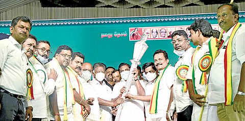 சென்னை ராயப்பேட்டை ஒய்.எம்.சி.ஏ மைதானத்தில் நடைபெற்ற தேசிய செட்டியார்கள் பேரவை மாநாட்டில் பங்கேற்ற முதல்வர் பழனிசாமிக்கு நிர்வாகிகள் சார்பில் வெள்ளி செங்கோல் வழங்கப்பட்டது.