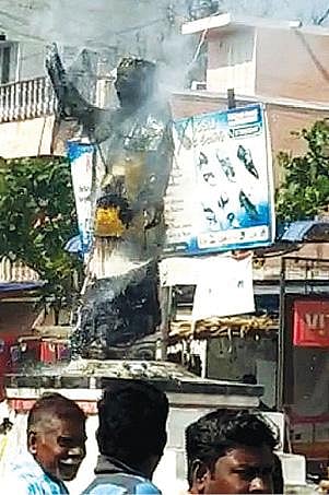தீயில் கருகி சேதமடைந்த எம்ஜிஆர் உருவச்சிலை.
