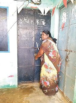 வேடந்தவாடி ஊராட்சி மன்ற அலுவலகத்துக்கு பூட்டு போடும் வார்டு உறுப்பினர் சுந்தரம்மாள்.