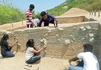 குடியாத்தம் அடுத்த வலசை கிராமத்தில் சந்தூர் மலையடிவாரத்தில் அகழாய்வு பணியில் ஈடுபட்டுள்ள சென்னை பல்கலைக்கழக பண்டைய வரலாறு மற்றும் தொல்லியல் துறை  மாணவர்கள். அடுத்த படங்கள்: அகழாய்வில் கிடைத்துள்ள அரிய வகை பானை ஓடு, வேட்டைக்கு பயன்படுத்தும் உருளை கல், சுடு மண் குழாய் மற்றும் வளைய கருங்கல். கடைசிப் படம்: இரும்பை உருக்க பயன்படுத்திய சுடு மண் குழாய். படங்கள்: வி.எம்.மணிநாதன்