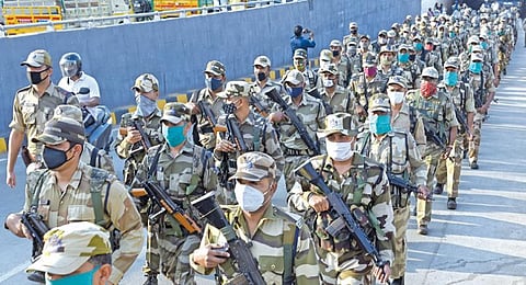 கோவை ரத்தினபுரியில் துணை ராணுவத்தினர் கொடி அணிவகுப்பு