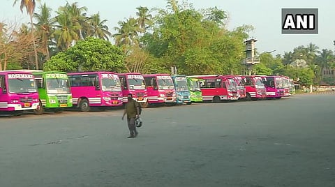 கொச்சி நகரில் அரசுப் பேருந்துகள் ஓடாமல் நிறுத்தப்பட்ட காட்சி: படம் | ஏஎன்ஐ.