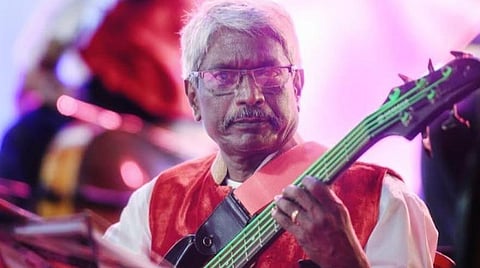 ’கொடியிலே மல்லிகைப்பூ’, ’பருவமே புதிய பாடல் பாடு’, ’கோடை கால காற்றே’ - பேஸ் கிடார் இசையின்  நாயகன் சசிதரன்! 