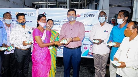 காரைக்காலில் வாக்காளர் விழிப்புணர்வு வாசகங்கள் அச்சிடப்பட்ட பால் பாக்கெட்டுகள் விற்பனையைத் தொடங்கி வைத்த மாவட்ட ஆட்சியர் அர்ஜூன் சர்மா.