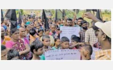 தேர்தல் புறக்கணிப்பு அறிவிப்பு செய்துள்ள இருமன்குளம் கிராம மக்கள் கருப்பு கொடியுடன்  திரண்டு போராட்டத்தில் ஈடுபட்டனர்.