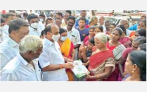 கழுகுமலை பேரூராட்சி பகுதியில் அதிமுக ஆட்சியின் சாதனை விளக்க துண்டுபிரசுரங்களை வழங்கி அமைச்சர் கடம்பூர் செ.ராஜு பிரச்சாரம் மேற்கொண்டார்.