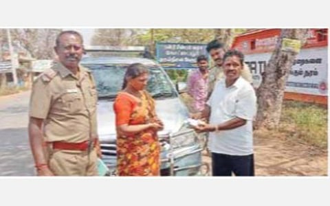 காரைக்குடி அருகே கண்டனூர் சாலையில் வாகனச் சோதனையில் ரூ.2 லட்சத்தை பறிமுதல் செய்த தேர்தல் அதிகாரிகள்.