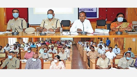 விழுப்புரம் ஆட்சியர் அலுவலகத்தில் சட்டமன்ற தேர்தல் தொடர்பாக  காவல்துறை யினருடன்  ஆலோசனைக் கூட்டம் நடைபெற்றது.