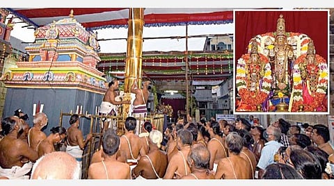 திருவல்லிக்கேணி பார்த்தசாரதி பெருமாள் கோயிலில் பிரம்மோற்சவ விழா நேற்று கொடியேற்றத்துடன் தொடங்கியது. (உள்படம்) இந்நிகழ்வில், ஸ்ரீதேவி, பூதேவி தாயாருடன் பக்தர்களுக்கு அருள்பாலித்த நரசிம்ம பெருமாள். படங்கள்: பு.க.பிரவீன்