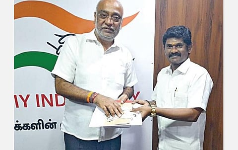 விருப்ப மனுவை பெறுகிறார்  மை இந்தியா பார்ட்டி தேசிய தலைவர் அனில்குமார்.