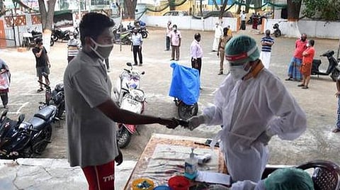 பாதுகாப்பு விதிமுறைகளில் அலட்சியம்: பிரச்சாரம், கூட்டங்களால் கரோனா அதிகரிக்க வாய்ப்பு: மருத்துவ நிபுணர்கள் அச்சம்; கண்காணிப்பு குழு அமைக்க வேண்டுகோள்