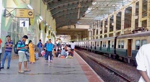 வேளச்சேரி ரயில் நிலையம்.