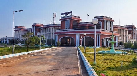 கடலூர் மாவட்ட ஆட்சியர் அலுவலகம்.
