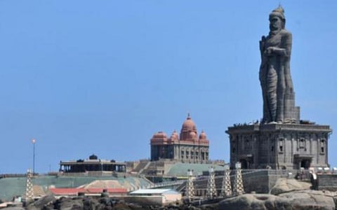 குமரியில் உள்ள வானுயர்ந்த அய்யன் திருவள்ளுவர் சிலை.
