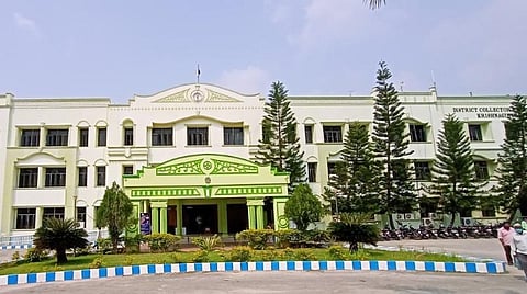 கிருஷ்ணகிரி தொகுதியில் உள்ள மாவட்ட ஆட்சியர் அலுவலகம்.