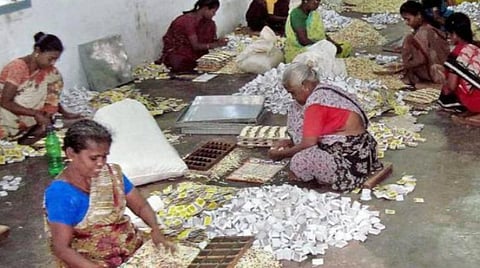 கோவில்பட்டியில் பிரதானமாக உள்ள தீப்பெட்டித் தொழில்.