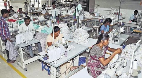 திருப்பூரின் பிரதான பின்னலாடைத் தொழில்.