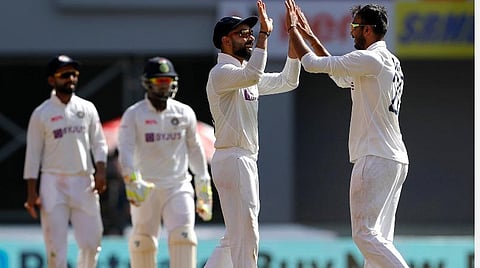 4 விக்கெட்டுகளை வீழ்த்திய அக்ஸர் படேலை வாழ்த்தும் கோலி :படம் உதவி ட்விட்டர்