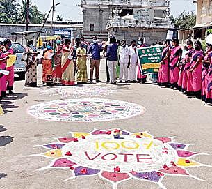 தாம்பரம் அருகே பீர்க்கன்காரணையில் கலை நிகழ்ச்சி மூலம் வாக்காளர் விழிப்புணர்வு நிகழ்ச்சி நடைபெற்றது. (அடுத்தபடம்) உத்திரமேரூர் சுந்தரராஜ பெருமாள் கோயிலில் தேர்தல் விழிப்புணர்வுக்காக போடப்பட்ட ரங்கோலி.