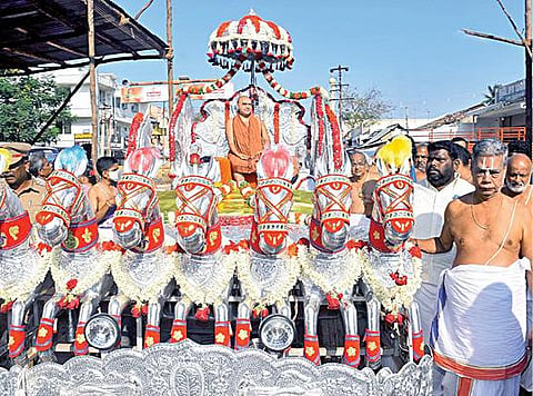 மன்னார்குடி ராஜகோபால சுவாமி கோயிலுக்கு நேற்று அலங்கார ரதத்தில் அழைத்து வரப்பட்ட காஞ்சி சங்கராச்சாரியார்  விஜயேந்திர சரஸ்வதி சுவாமிகள்.