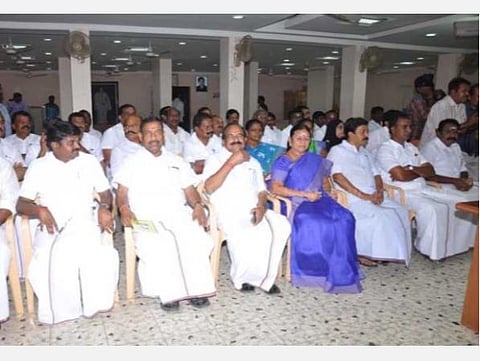 பாஜக கேட்கும் முக்கிய தொகுதிகள்: அதிமுக மாவட்டச் செயலாளர்களுடன் ஓபிஎஸ்-இபிஎஸ் ஆலோசனை