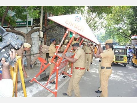 அதிமுகவினருக்காக ராயப்பேட்டை கட்சி அலுவலக சாலை இருபுறமும் மூடல்: நடவடிக்கைக் கோரி உயர் நீதிமன்றத்தில் வழக்கு