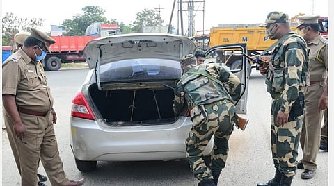 பாளையங்கோட்டையில் துணை ராணுவப் படையினர் தீவிர வாகன சோதனை