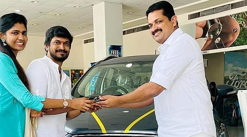 தேசிங் பெரியசாமி - நிரஞ்சனி தம்பதியினருக்கு கார் பரிசளித்த தயாரிப்பாளர்