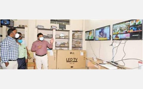 கடலூரில் ஊடக சான்றிதழ் மற்றும் கண்காணிப்புக்குழு கட்டுப்பாட்டு அறையில் ஆய்வு மேற்கொள்ளும் தேர்தல் அலுவலர் சந்திரசேகர் சாகமூரி.