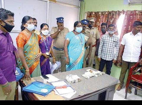 காஞ்சிபுரம் கீழம்பி  பகுதியில் ஆவணங்களின்றி கொண்டு செல்லப்பட்ட ரூ.7,77,500 ரொக்கத்தை பறிமுதல் செய்த பறக்கும் படையினர் மற்றும் நிலையான கண்காணிப்பு குழுவினர்.