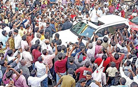 சென்னை திருவல்லிக்கேணி பகுதியில் நேற்று நடந்த தேர்தல் பிரச்சாரத்தில், திறந்த வாகனத்தில் நின்றபடி, திரளான மக்கள் மத்தியில் பேசும்  மக்கள் நீதி மய்யம் கட்சித் தலைவர் கமல்ஹாசன்.படம்: ம.பிரபு